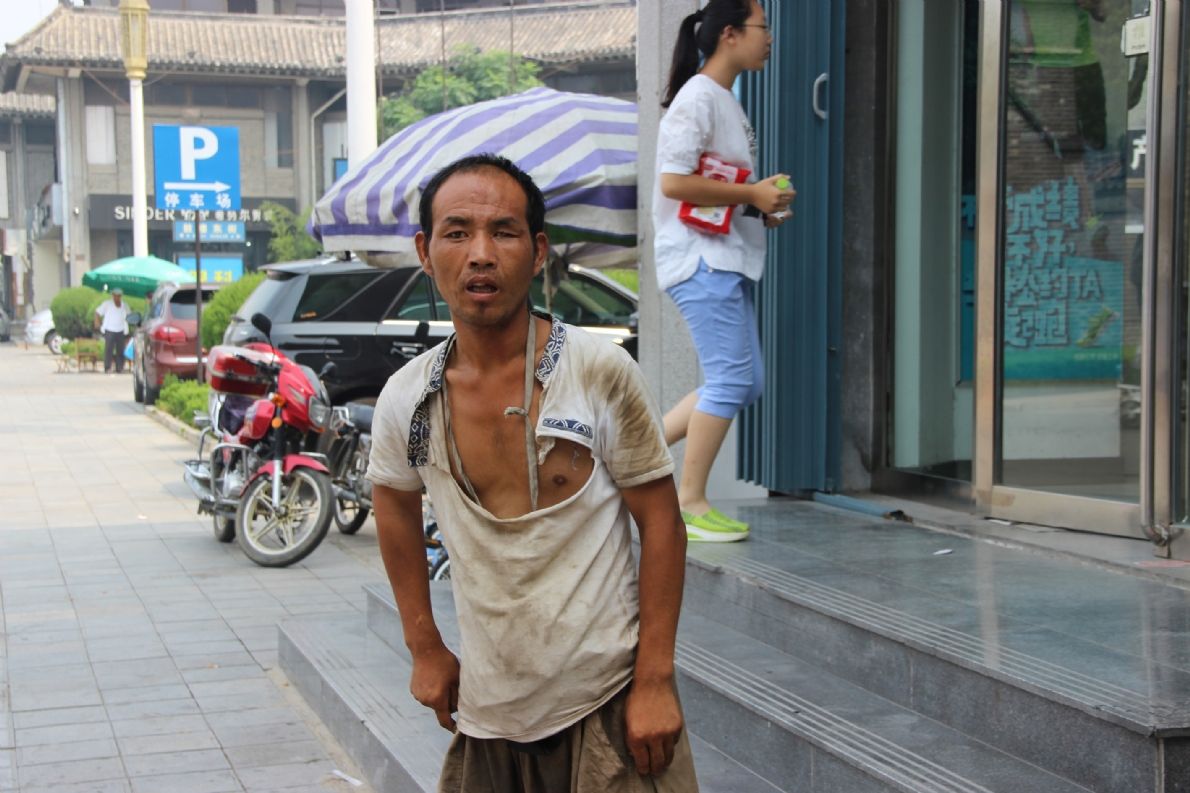 你有没有遇到过新华书店门口的那个流浪人_曲