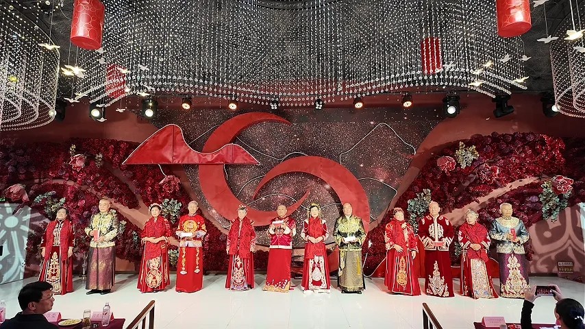 今天，曲阜这6对金婚夫妻集体“秀恩爱”